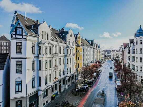 Altbauflair, zwei Balkone und Toplage – 4-Zimmer-Wohnung am Lister Platz im Herzen der List