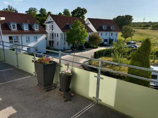 Schöne Dachgeschosswohnung in Ortsrandlage, riesiger Balkon und hohe Decken - provisionsfrei