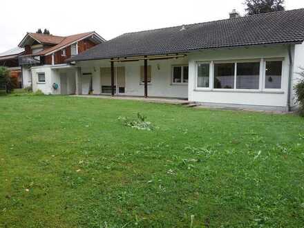Familien- und Seniorengerechter Bungalow mit großer Sonnenterrasse, Garten und Doppelgarage