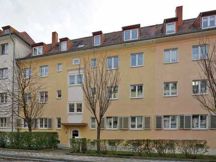 Blasewitz, ruhige Seitenstraße: Balkon + Wanne