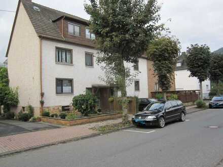 5-Zimmer-Reihenendhaus mit Balkon und Carport in Fachbach