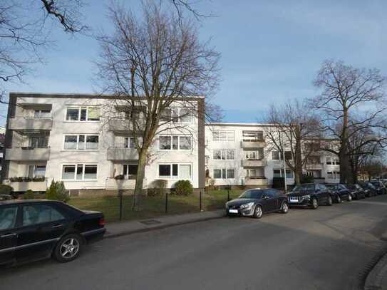 3 Zimmer Wohnung mit Parkett, Bad mit Fenster und Balkon