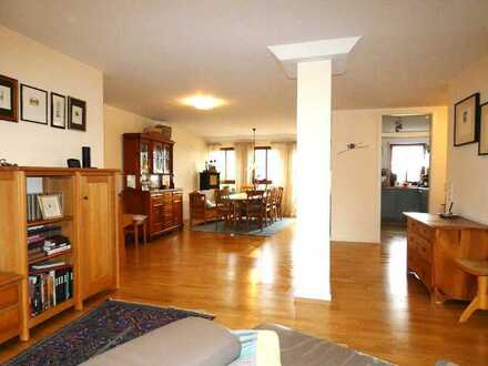 Große Wohnung im 1. OG mit Balkon und Garage