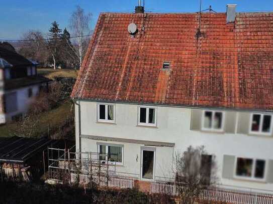 Renovierungsbedürftige, kompakte Doppelhaushälfte mit schönem Garten und Garage