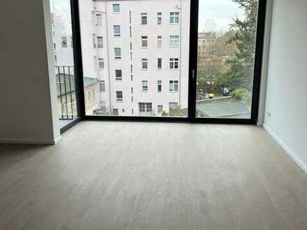 ERSTBEZUG: Exklusive, geräumige 1-Zimmer-Wohnung mit Balkon und EBK (nur für Singles)