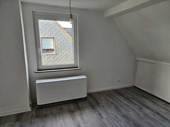 Erstbezug nach Sanierung mit Einbauküche: Schöne 1-Zimmer-DG-Wohnung in Mülheim an der Ruhr