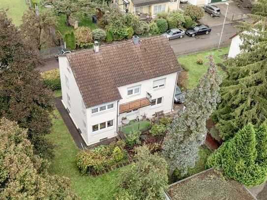 Zweifamilienhaus mit schön angelegtem Garten