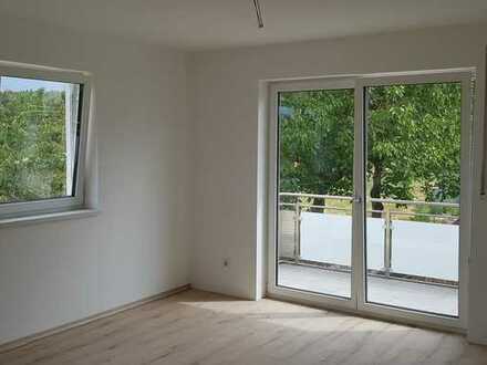 Helle, neuwertige und ruhige 3-Zi. EG-Wohnung mit Balkon und Panoramaausblick