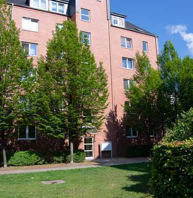 Schöne Dachgeschoss-Wohnung über 2 Etagen mit Parkett und Balkon - großer grüner Innenhof
