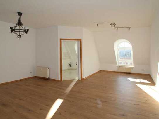 Schöne DG-Wohnung mit attraktivem Laminat und Aufzug