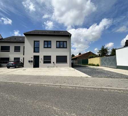 Neuwertig und modern; Ideale Kapitalanlage Erdgeschosswohnung mit Terrasse und Garten; Stellplatz