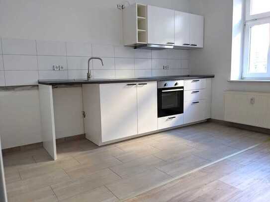 2-Zimmer-Wohnung mit Balkon - Wohnküche mit EBK und Abstellraum