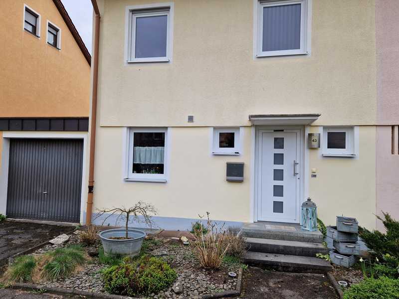                                                               Sonnige Doppelhaush&auml;lfte in Feucht (in 15 Minuten mit der S-Bahn nach N&uuml;rnberg)                                                       in Feucht (Nürnberger Land)