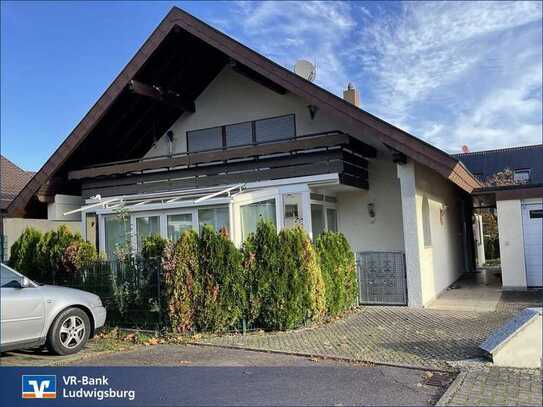 Freistehendes 1-2 Familienhaus mit Wintergarten, 
Balkon und Garage