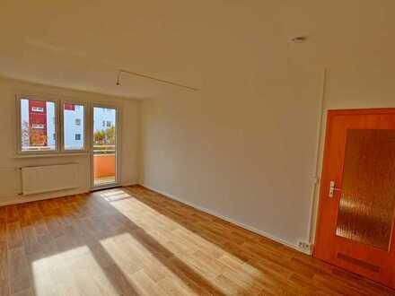 sanierte 4-Raum-Wohnung mit Balkon, 2 PKW-Stellplätzen und Badewanne! Bezug sofort möglich!