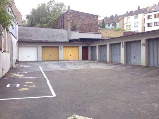 Verschließbare Garage im Innenhof