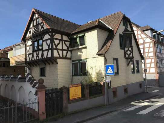 ***Denkmalgeschütztes Fachwerkhaus mit 2 großen Wohnungen in der Innenstadt von Michelstadt***