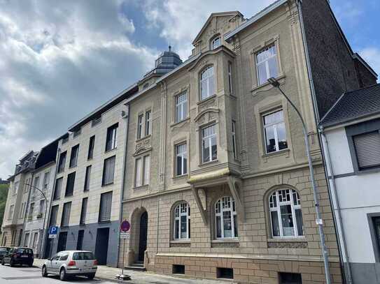 Elegante 4-Zimmer-Altbauwohnung in denkmalgeschütztem Gebäude!
