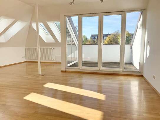 Lichtdurchflutete 2,5 Zimmer Dachterrassenwohnung mit Galerie, Nähe St. Emmeram, Englischer Garten