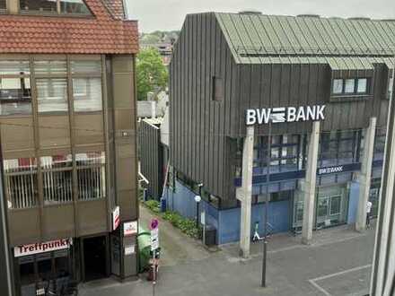 Geschmackvolle Dachgeschosswohnung mit einem Raum und Einbauküche in Zuffenhausen