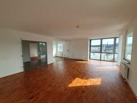 Renovierte Penthouse-Wohnung mit Dachterrasse - Innenstadt