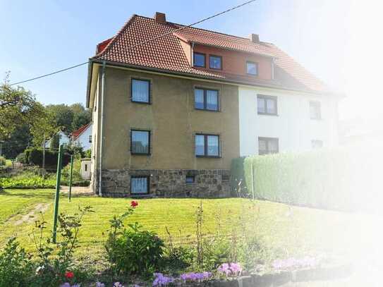 Idyllische Doppelhaushälfte mit Blick auf Feld und Wald