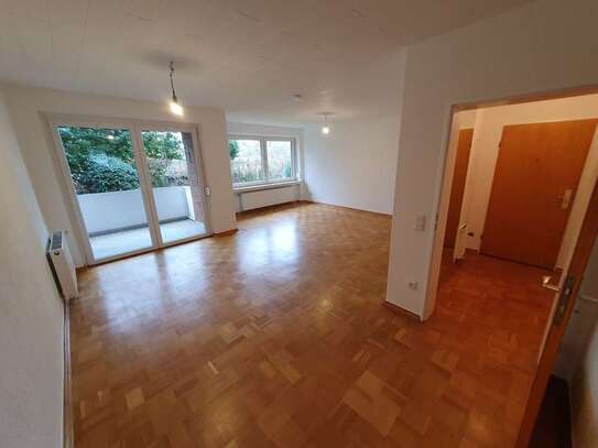 Freundliche und renovierte 3-Raum-Hochparterre-Wohnung mit Balkon und EBK in Peine