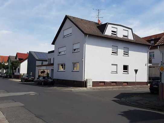 Schöne vier Zimmer DG-Wohnung (2. OG) in Offenbach (Kreis), Rodgau