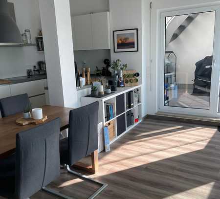 2 Zi, Balkon + große Dachterrasse, Einbauküche im Wohnzi - Gäste WC - Tiefgaragenstellplatz