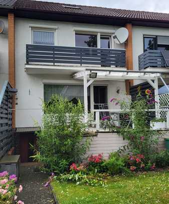 Gepflegtes Reihenmittelhaus mit Terrasse, Garten und Garage.