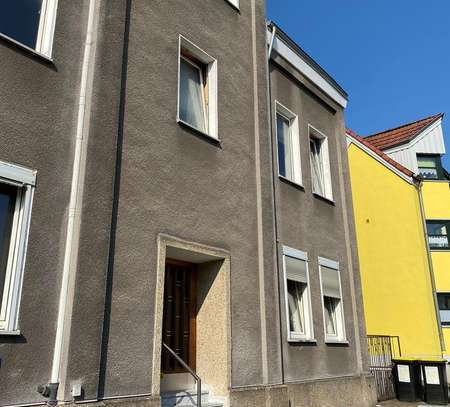 Schoene , 2 Zimmer Wohnung mit Badewanne / ruhige Sackgassenlage( renoviert)