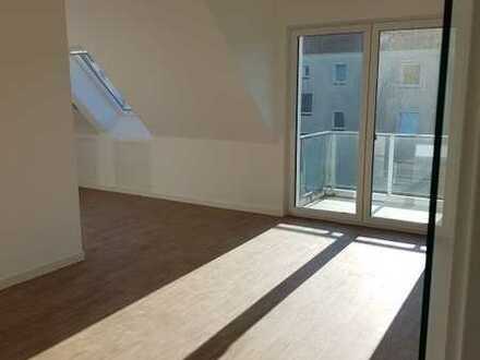 schöne 2-Zimmer-Dachgeschoss-Wohnung mit Ankleide, Südbalkon und Vollbad mit Tageslicht