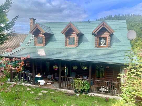 Amerikanisches Blockbohlenhaus in malerischer top Lage