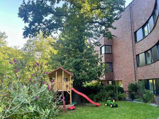 Neuwertige und barrierearme 4-Zimmer Wohnung mit wunderbarem Garten und überdachter Terrasse