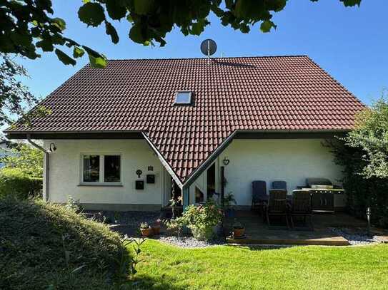 /// 1-2 Familienhaus in gesuchter Wohnlage mit Wintergarten, Doppelgarage, Solaranlage und wei