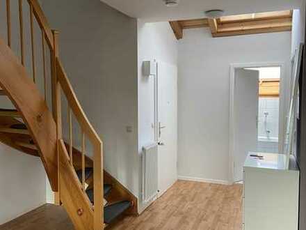 Exklusive 2,5-Zimmer-Wohnung mit Wintergarten & Balkon, 1A-EBK uvm. in BK-Maubach