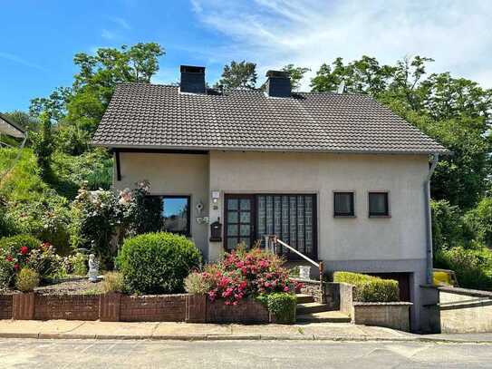 Gepflegtes Wohnhaus auf besonderem Grundstück mit Rosenbestand direkt am Waldrand