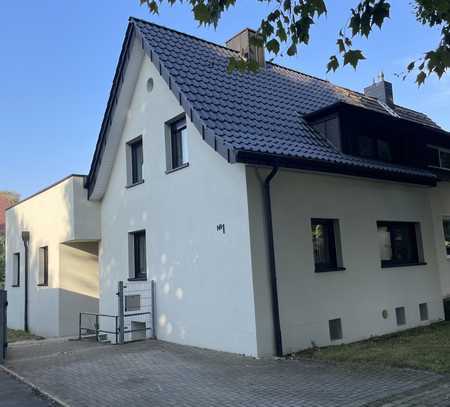 Großzügige DHH. Ihr Traumhaus in ruhiger Allee-Lage.
Modernes Wohnen trifft auf Altbau Eleganz!