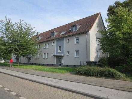 **Junges Paar im Glück mit dieser frisch renovierten 2-Zimmer-Wohnung**