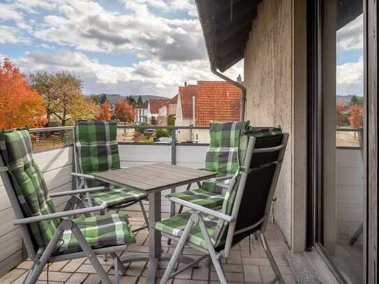 Vier Zimmer im ersten OG mit Balkon und Anteil am großen Garten!