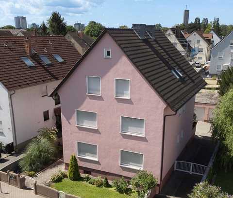 Gepflegtes MFH mit Bungalow sowie 3 Garagen (4 WE), verteilt auf ca. 295 m² Wfl. mit Ausbaupotenzial