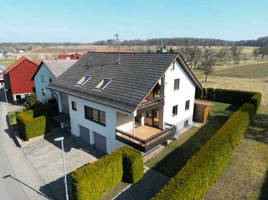 Gepflegtes Zweifamilienhaus im Grünen