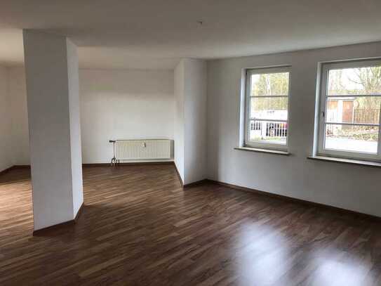 Helle, freundliche 2-Zimmer-Wohnung mit Terrasse und Garage