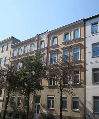 Schöne 3 Zi-DG-Wohnung mit Balkon, sep. Küche, Bad mit Wanne, Laminatboden in der östl. Innenstadt