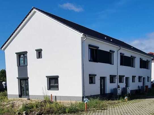 Neubau (KfW 40) Reihenendhaus in Sarstedt OT Heisede - Wohnen am Forellensee