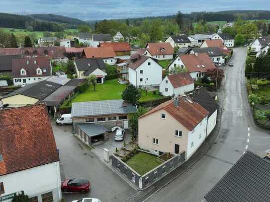 Moderne Doppelhaushälfte mit vielseitiger Halle