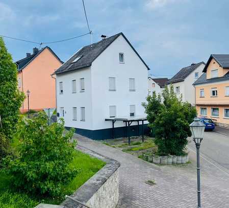 Einfamilienhaus mit Renditepotential und Baugrundstück in Hillscheid