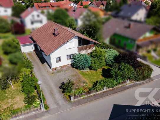 Charmantes Einfamilienhaus mit großem Garten, Garage und vielseitigem Potenzial in Schönthal