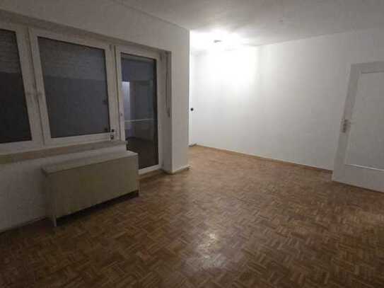 Erstbezug nach Sanierung mit Balkon und EBK: Freundliche 2-Zimmer-Souterrain-Wohnung in Wartenberg