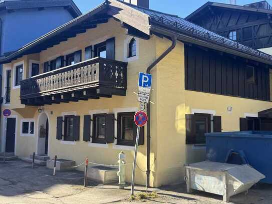 Komplett renovierte, gut geschnittene 3 Zimmer-Wohnung im Herzen vom OT Garmisch!